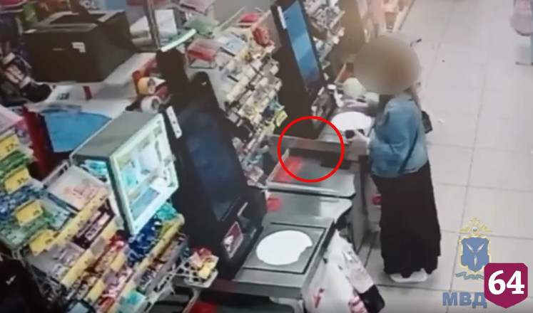 Саратовец похитил забытый на кассе самообслуживания телефон и попался