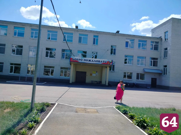 В селах Саратовской области обновляют дороги к школам и ФАПам